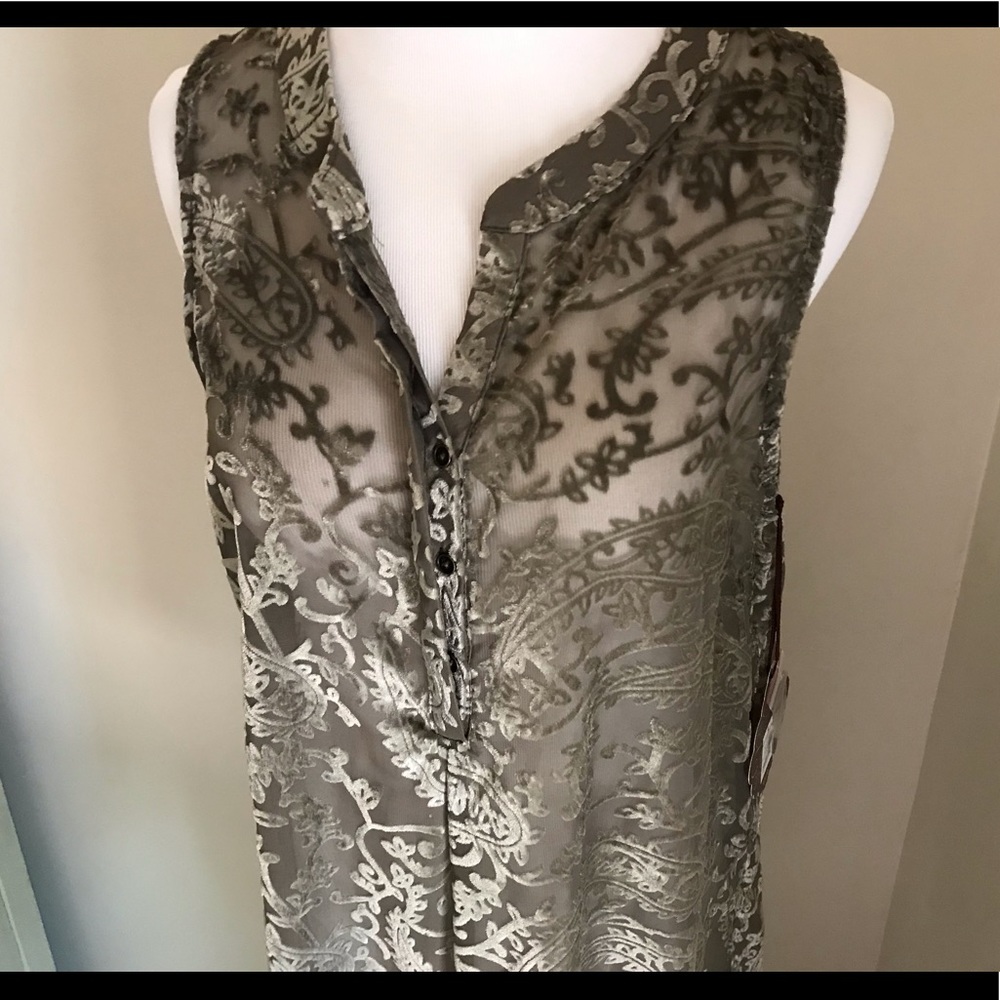 NWT Knox Rose top